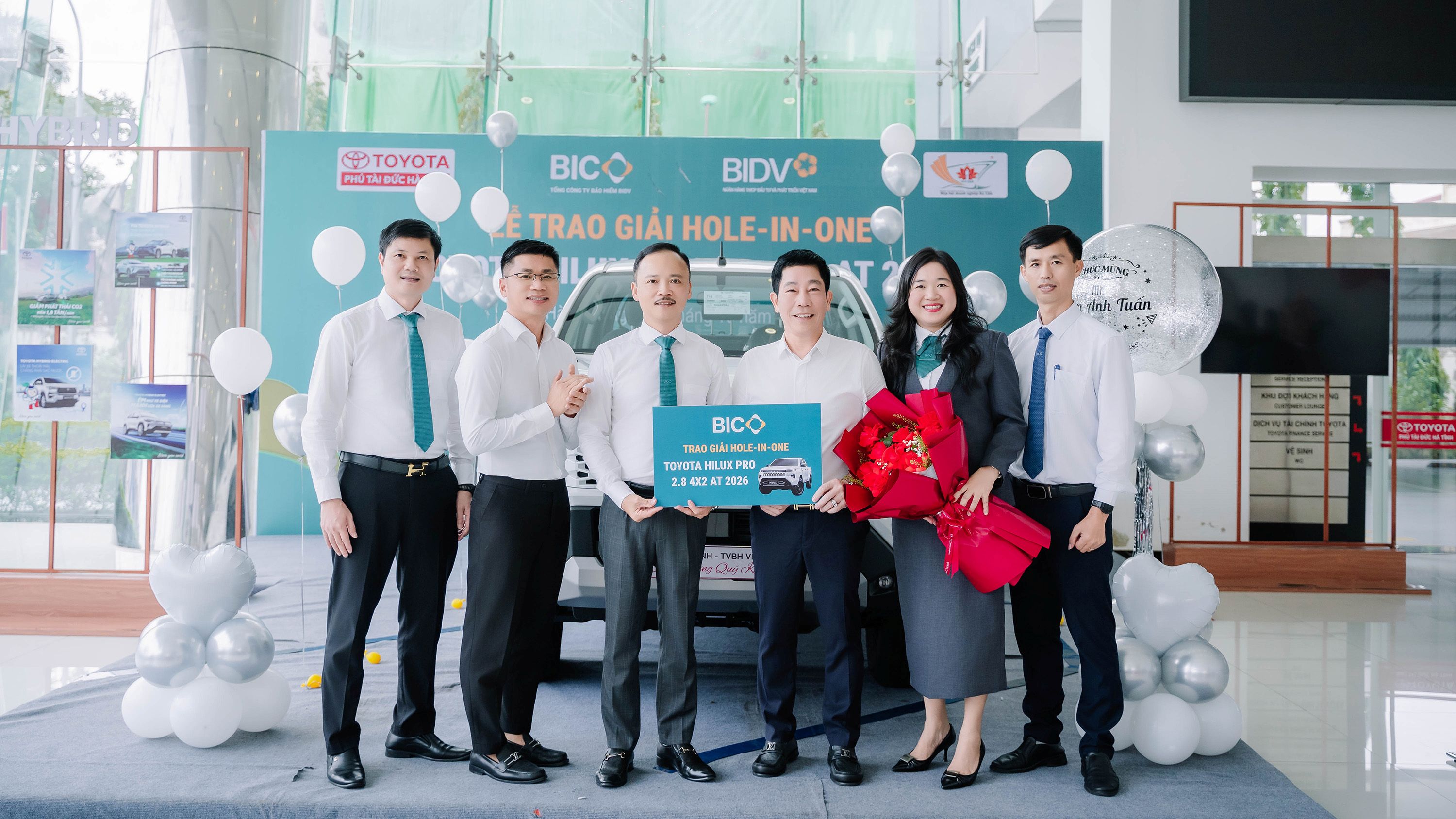 Trao thưởng xe Toyota Hilux cho golfer ghi Hole-in-One tại Giải golf Hiệp hội Doanh nghiệp Hà Tĩnh lần thứ IV